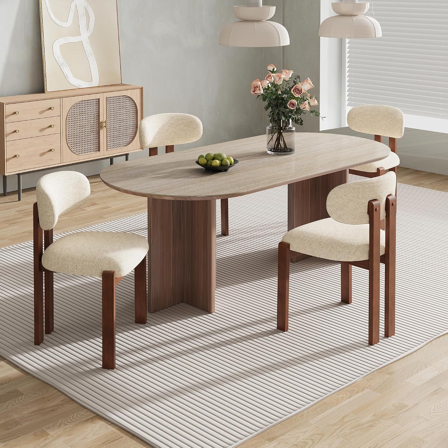 Lot de quatre chaises modernes avec assise rembourree beige, dossier fixe en tissu et pieds bois brun fonce