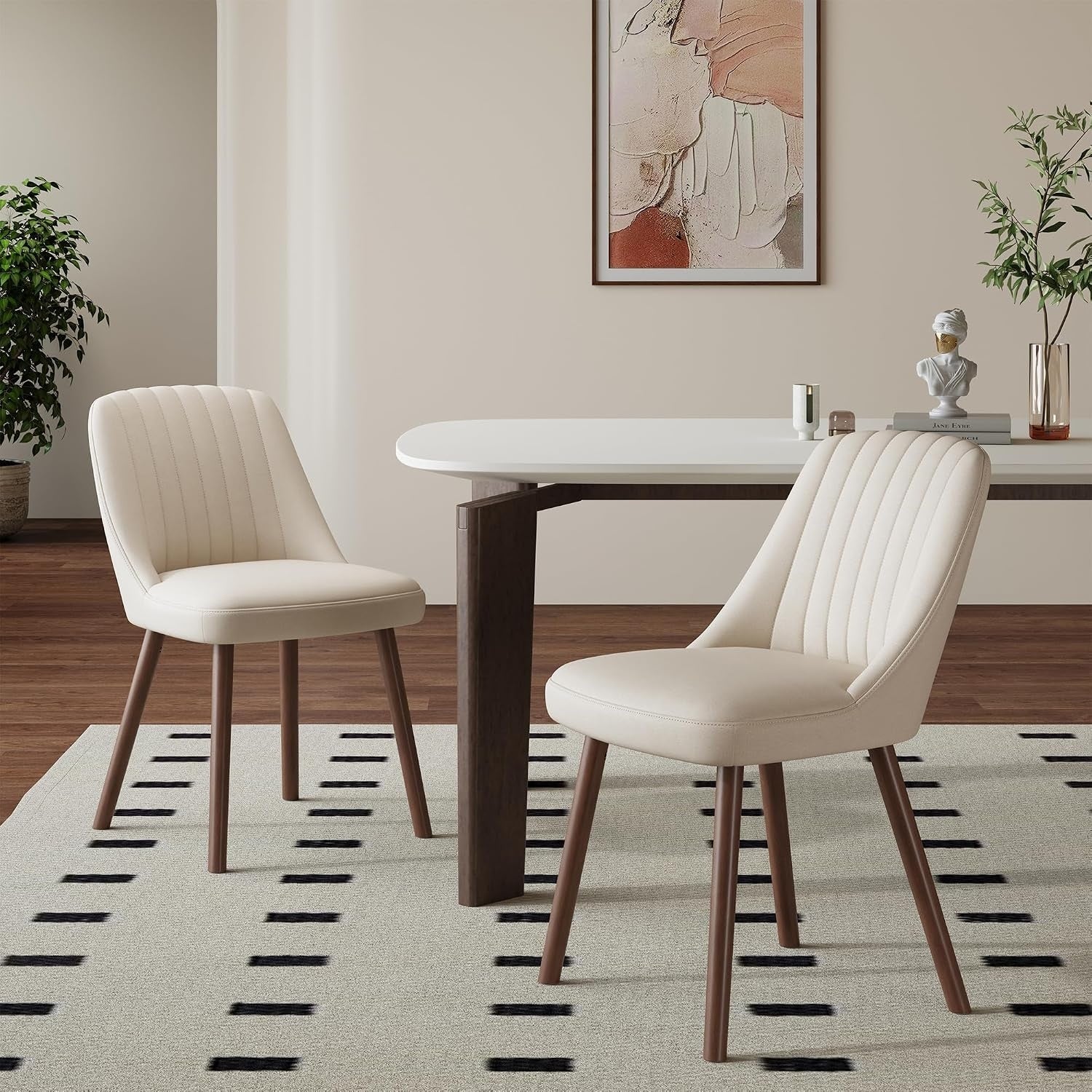 Paire de chaises beige en tissu rembourre avec dossier ergonomique et pieds bois, adaptees a la maison ou restaurant