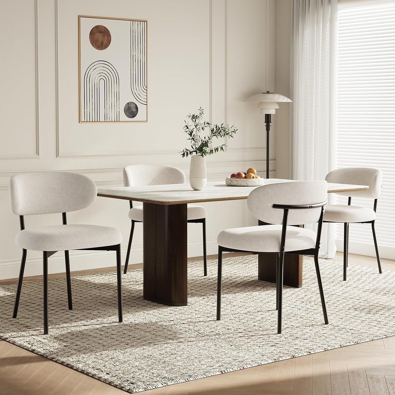 Lot de quatre chaises de salle a manger beige avec dossier incurve, assise rembourree et pieds metalliques solides