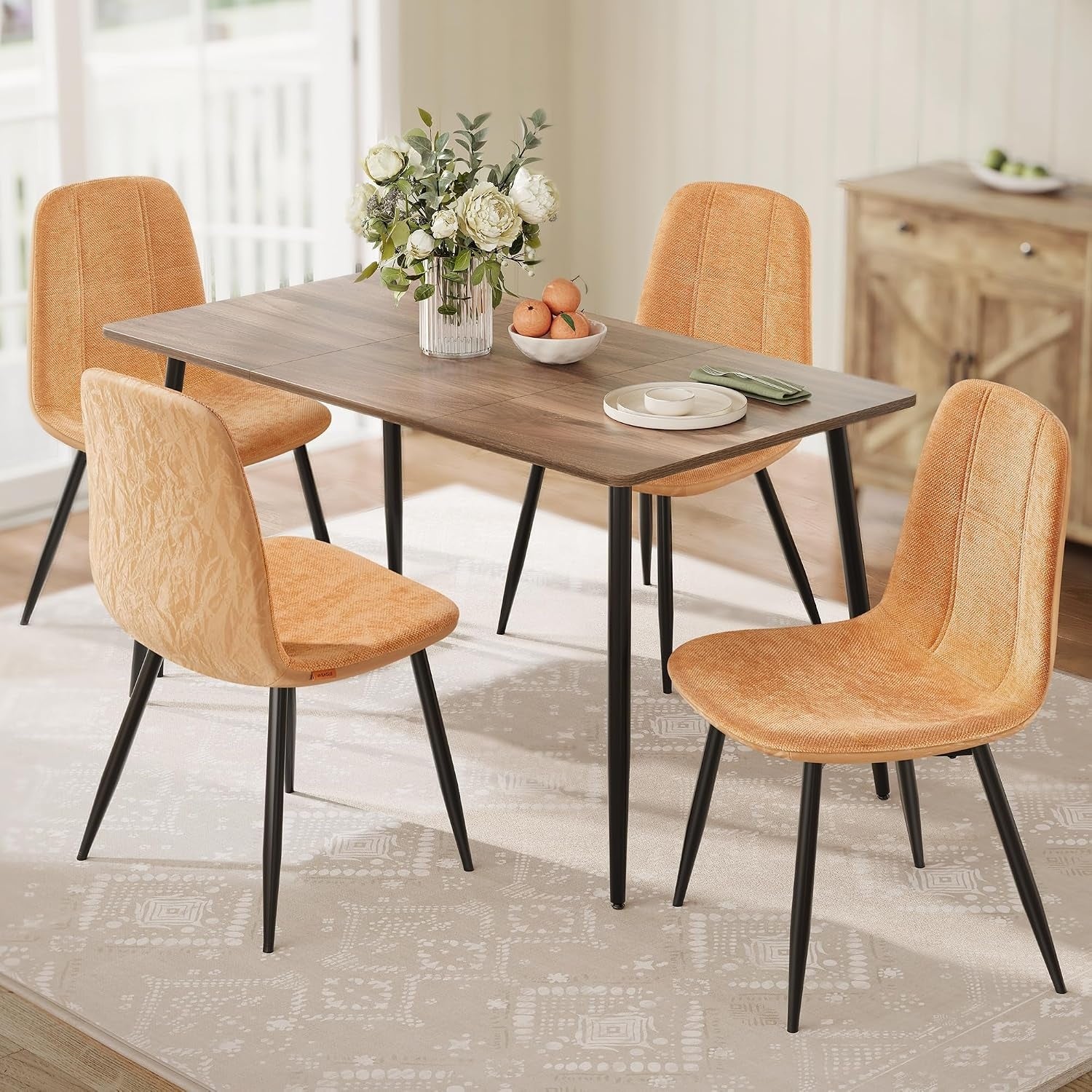 Lot de quatre chaises de cuisine en tissu chenille marron caramel avec structure metallique, pieds reglables et entretien facile